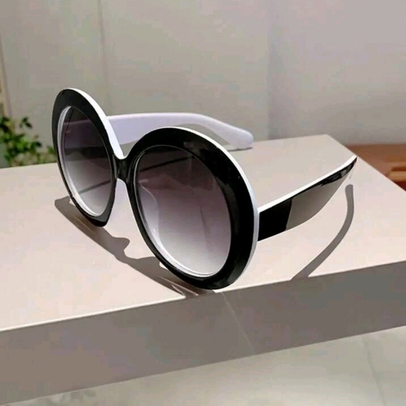 NEW Black and White Oversize Round Fashion Sunglasses - Picture 1 of 8